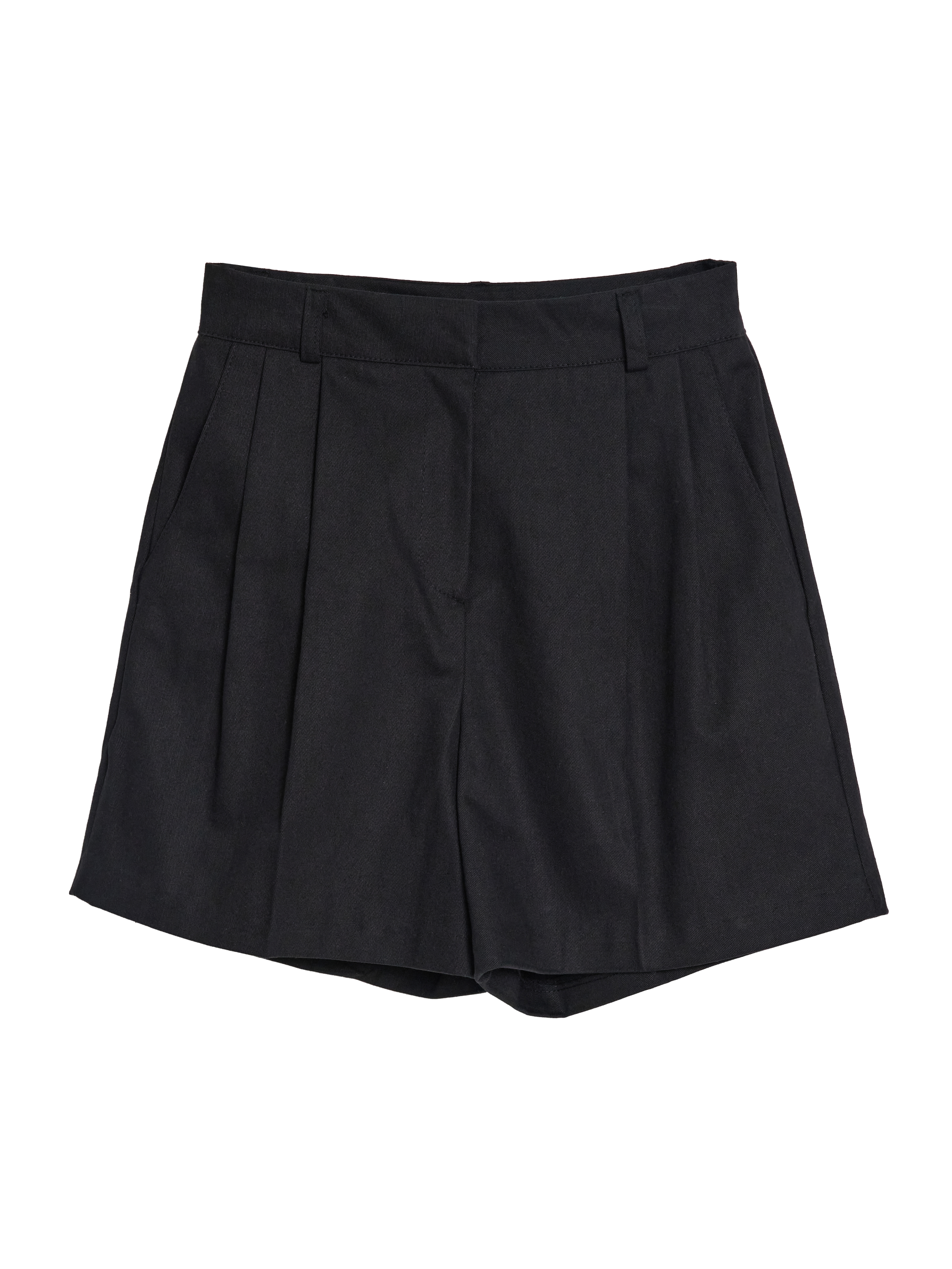 Capturing the front-side product detail of the black pleated trouser shorts. 