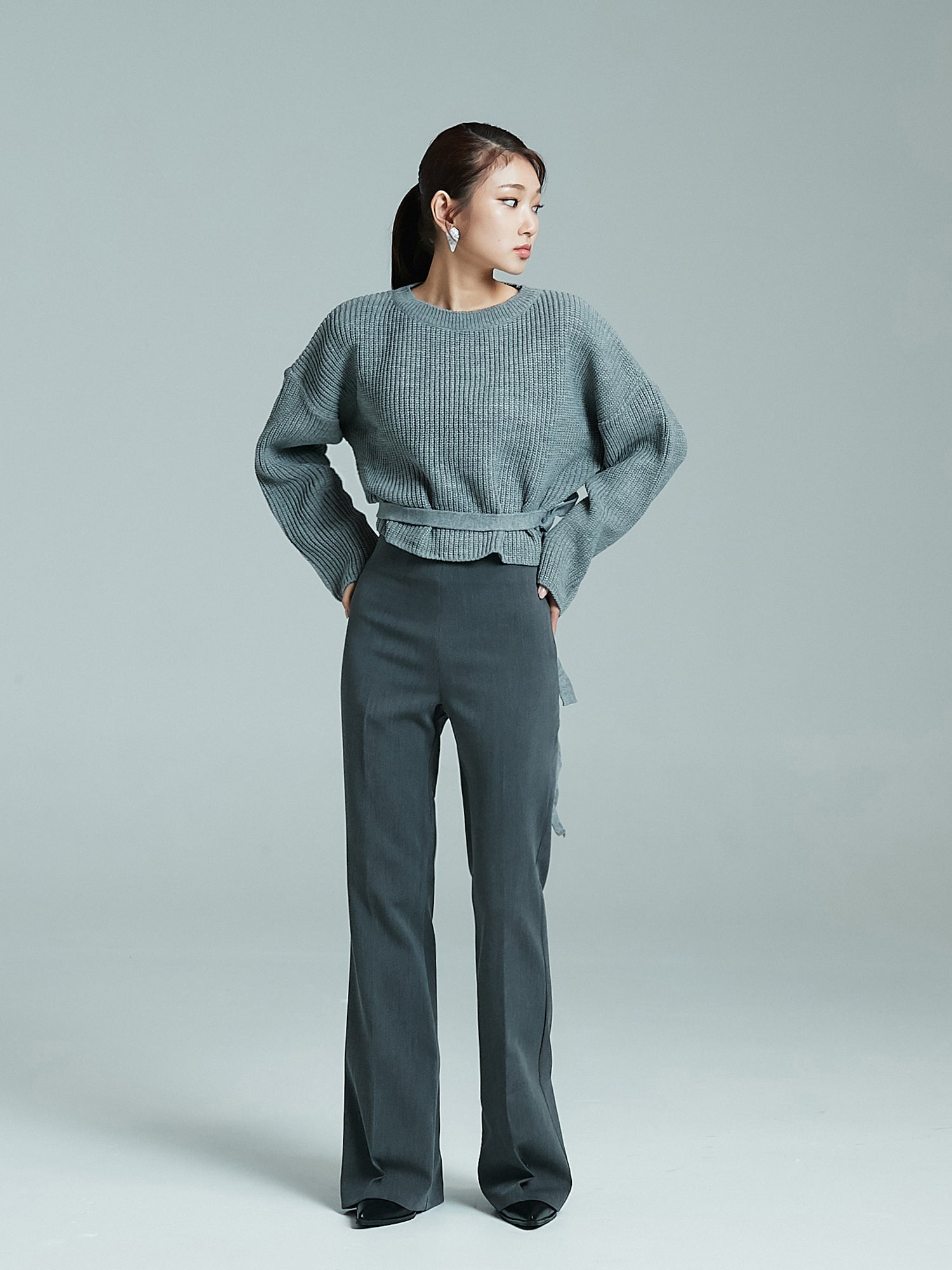 Model standing looking to the side while wearing the wide leg trouser to showcase its korean street style look.