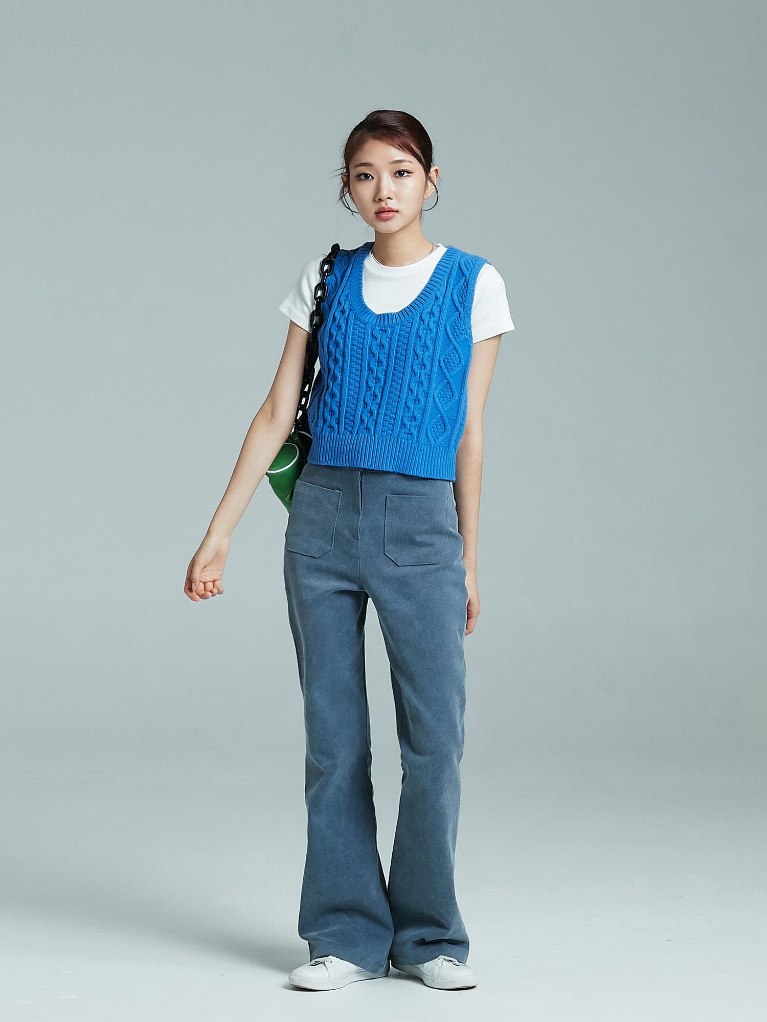 Full shot of the model wearing the cable knit vest showcasing its korean street style look.