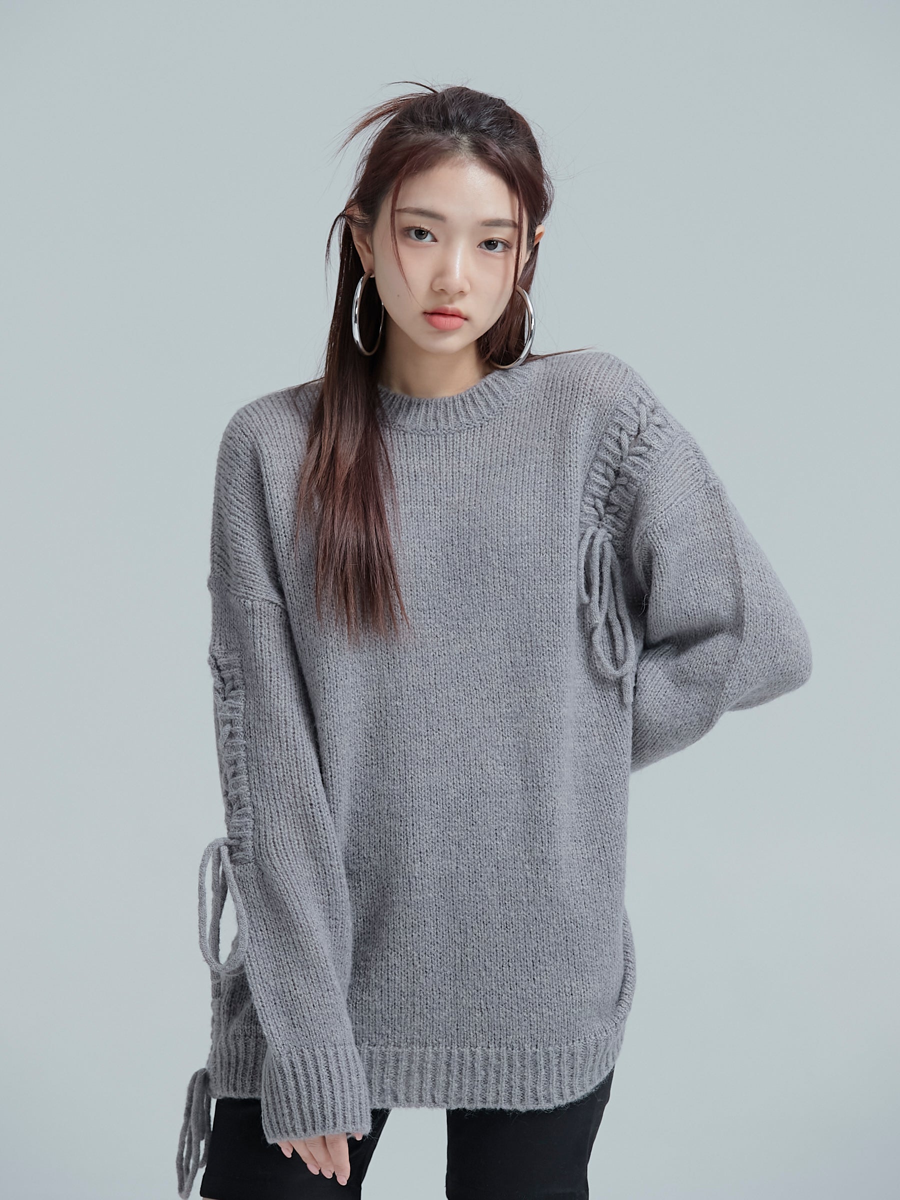 Front view of the model wearing the cable tie sweater showcasing its korean street style.