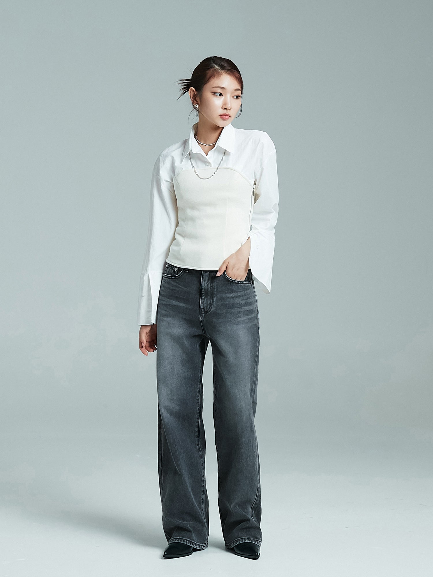 Full shot of the model wearing the dark washed jeans to showcase its korean street fashion vibe.