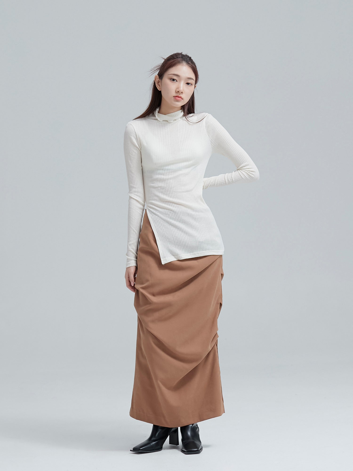 Model is posing while wearing the fall draped skirt exuding its chicness of Korean street style.