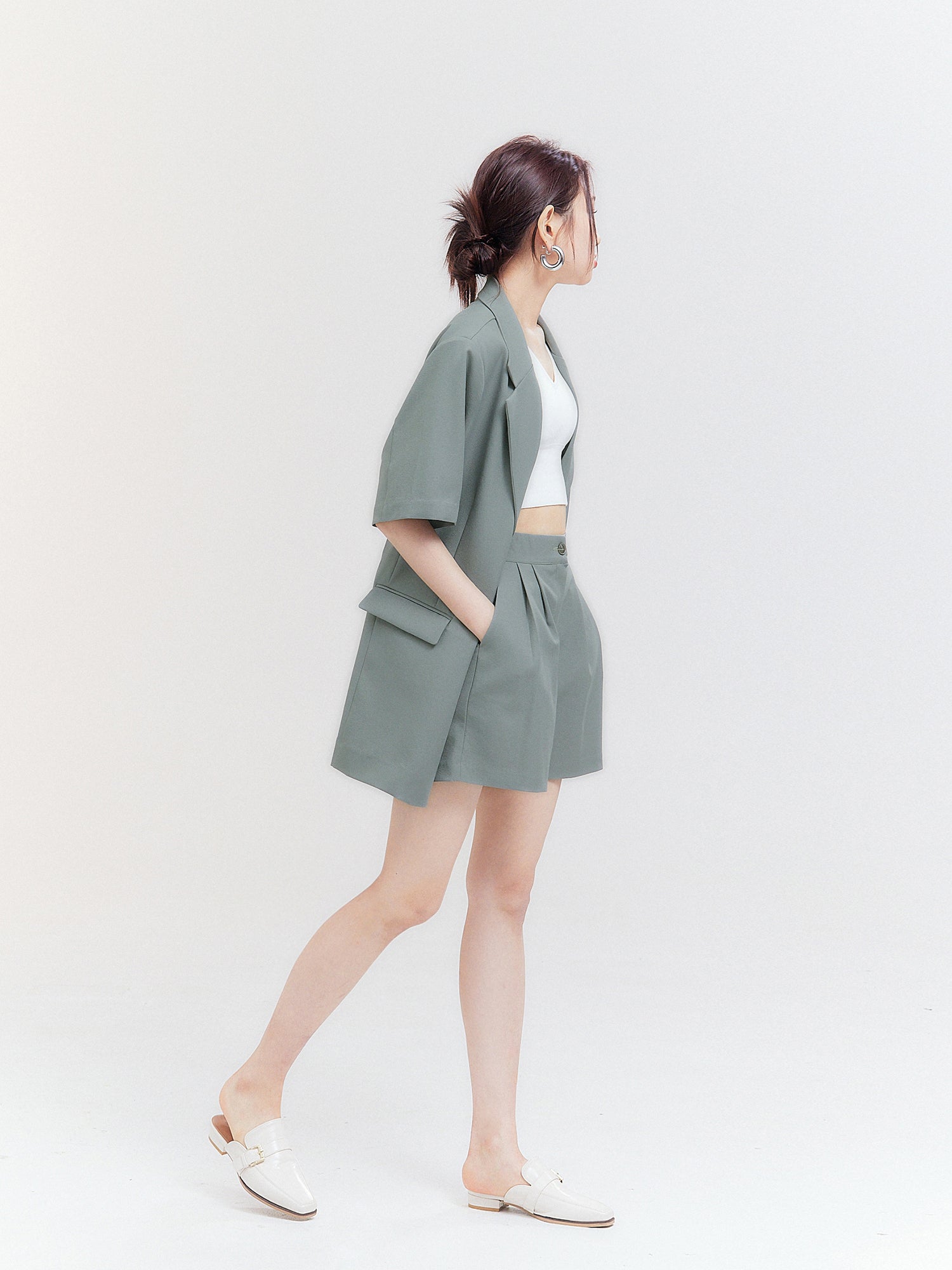 A side view of the model wearing the flap pocket blazer, showcasing the side angle of the blazer and its perfect integration into Korean aesthetic outfits.