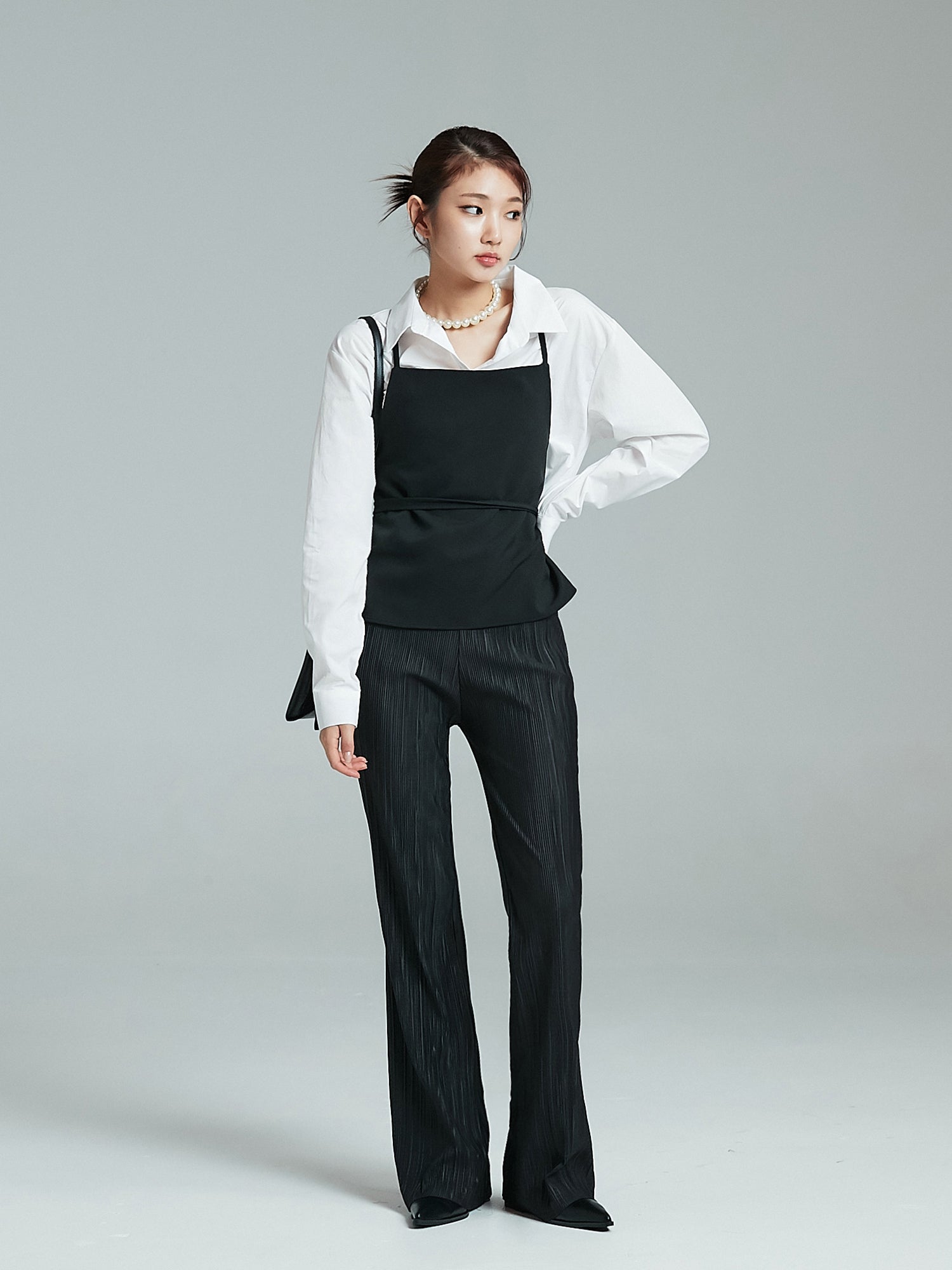 Full shot of the model wearing the flare pleated pants showcasing its korean aesthetic outfits.