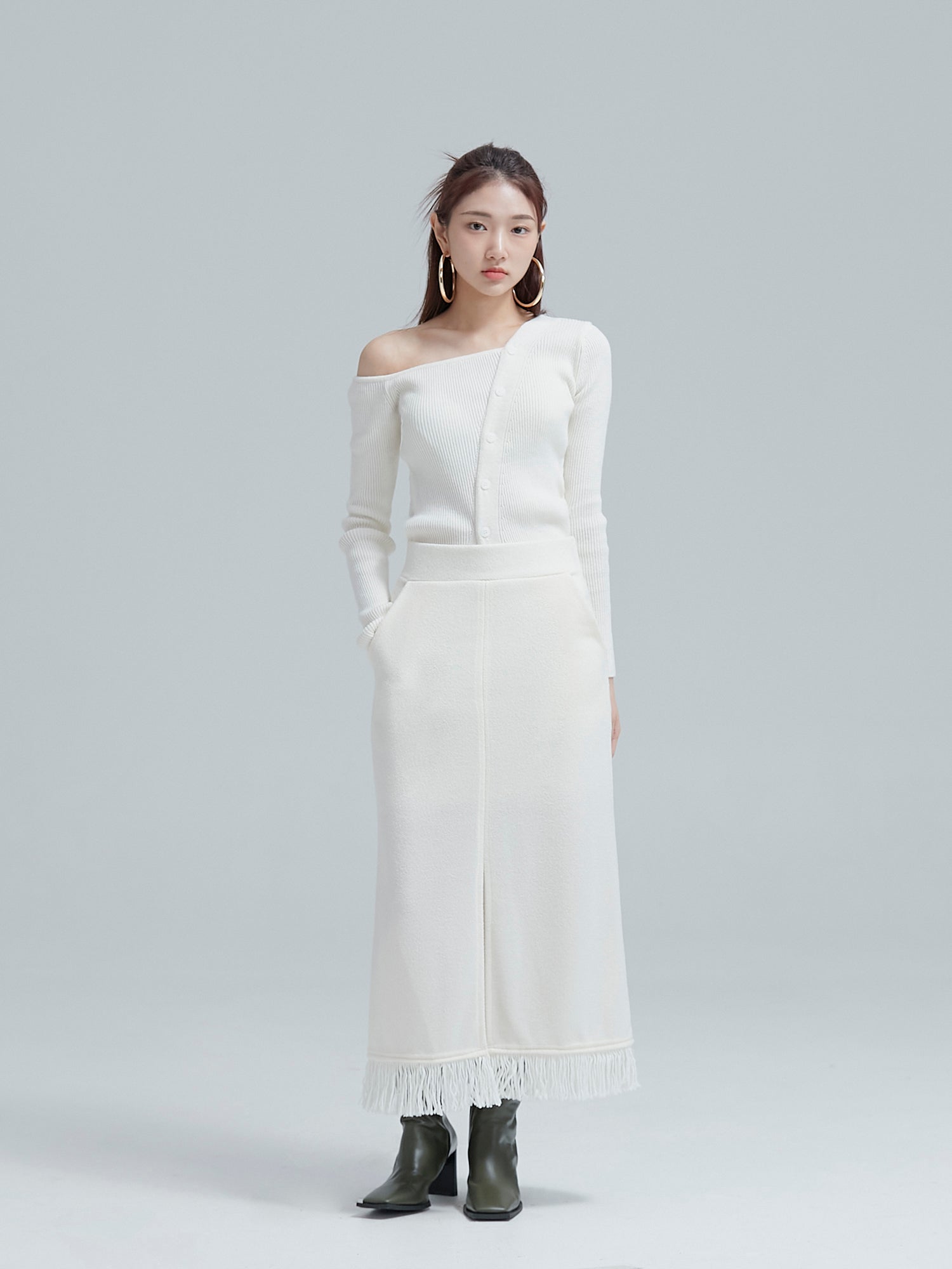 A complete view of the model donning a white fringe split maxi skirt, exuding the chic vibes of Korean street style.