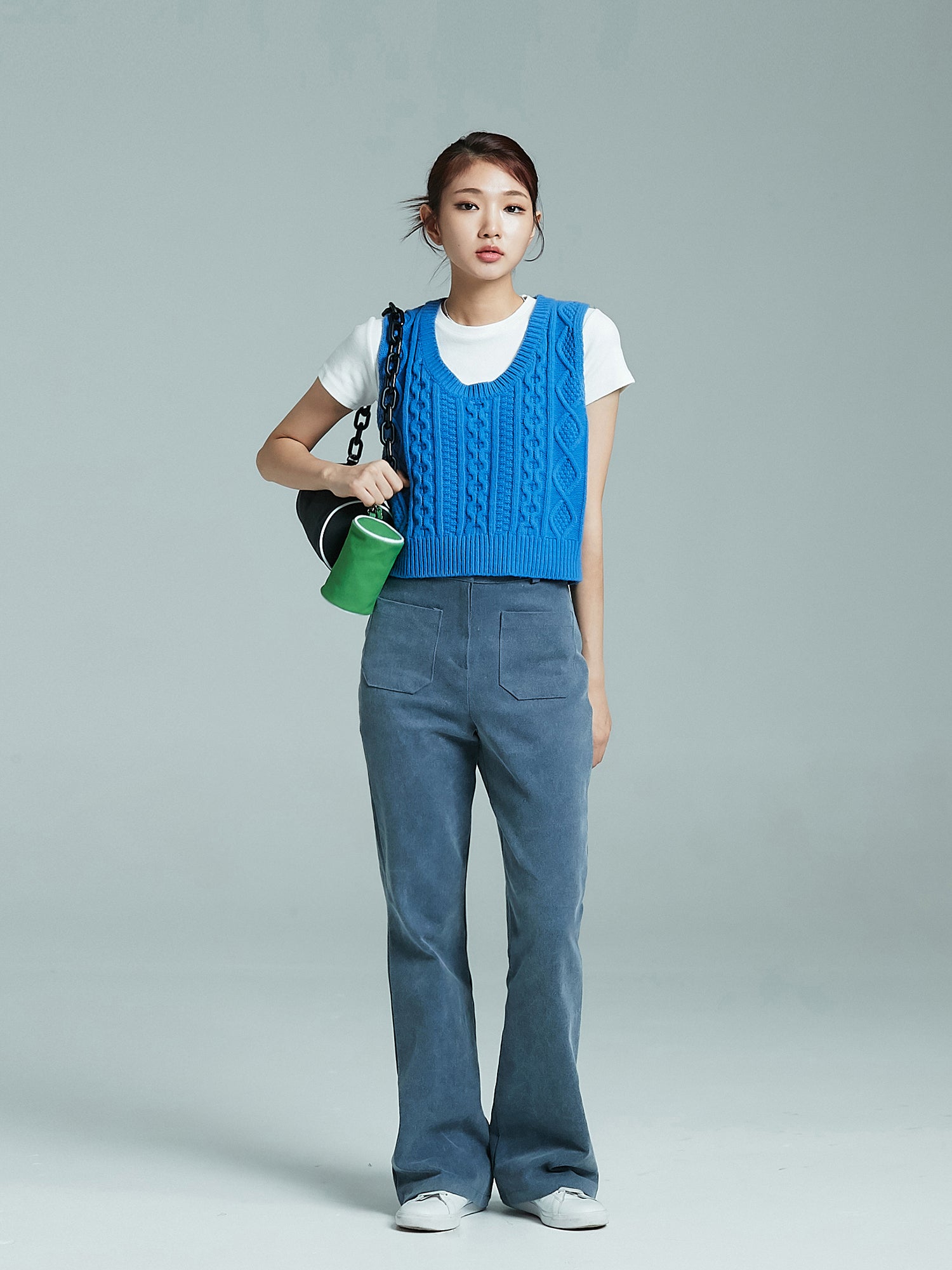 Front view of the model wearing the front pockets jeans to showcase its korean aesthetic outfits.