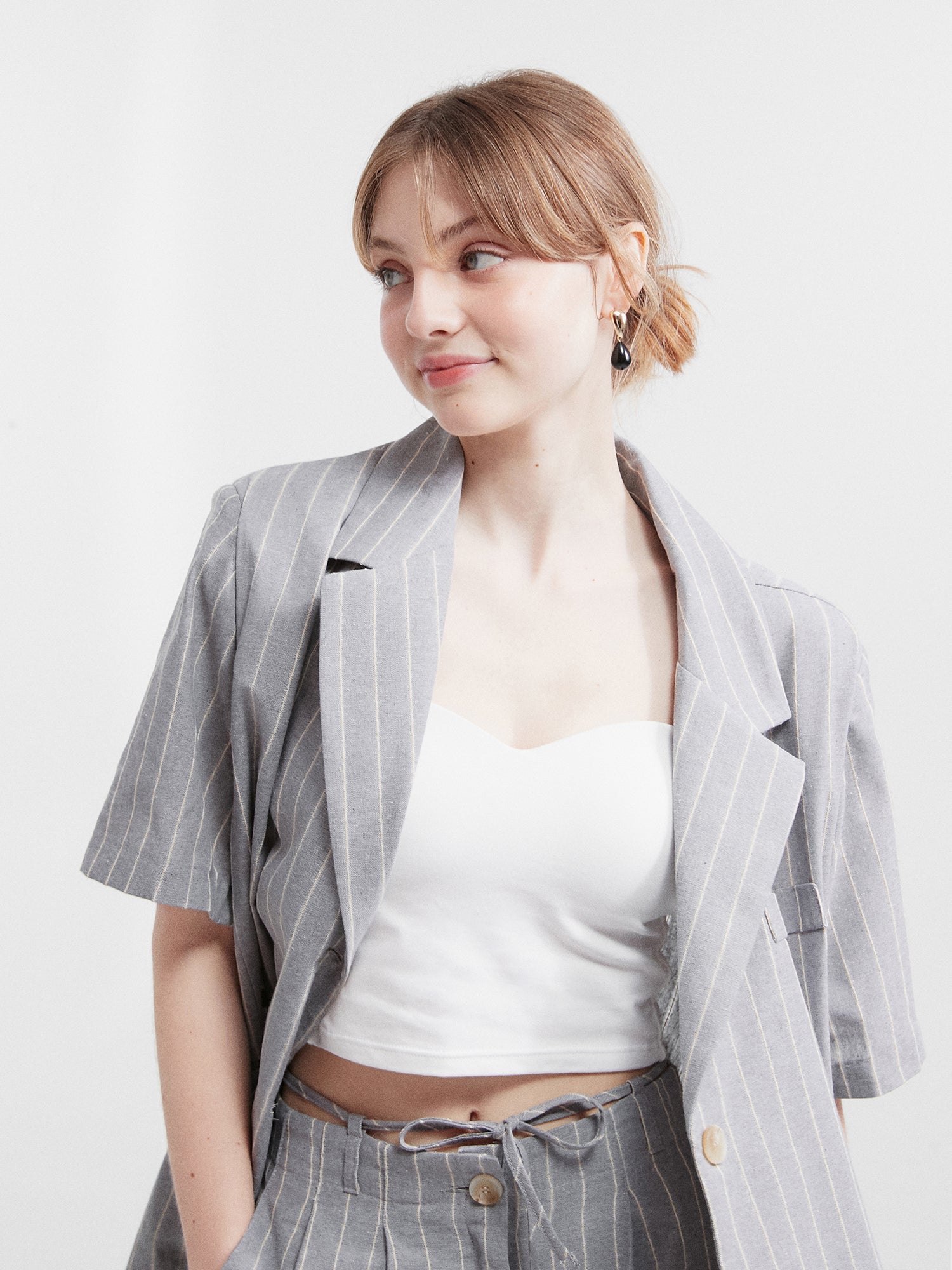 A close-up view of the model wearing the padded oversized short-sleeves blazer, emphasizing its impeccable upper fit.