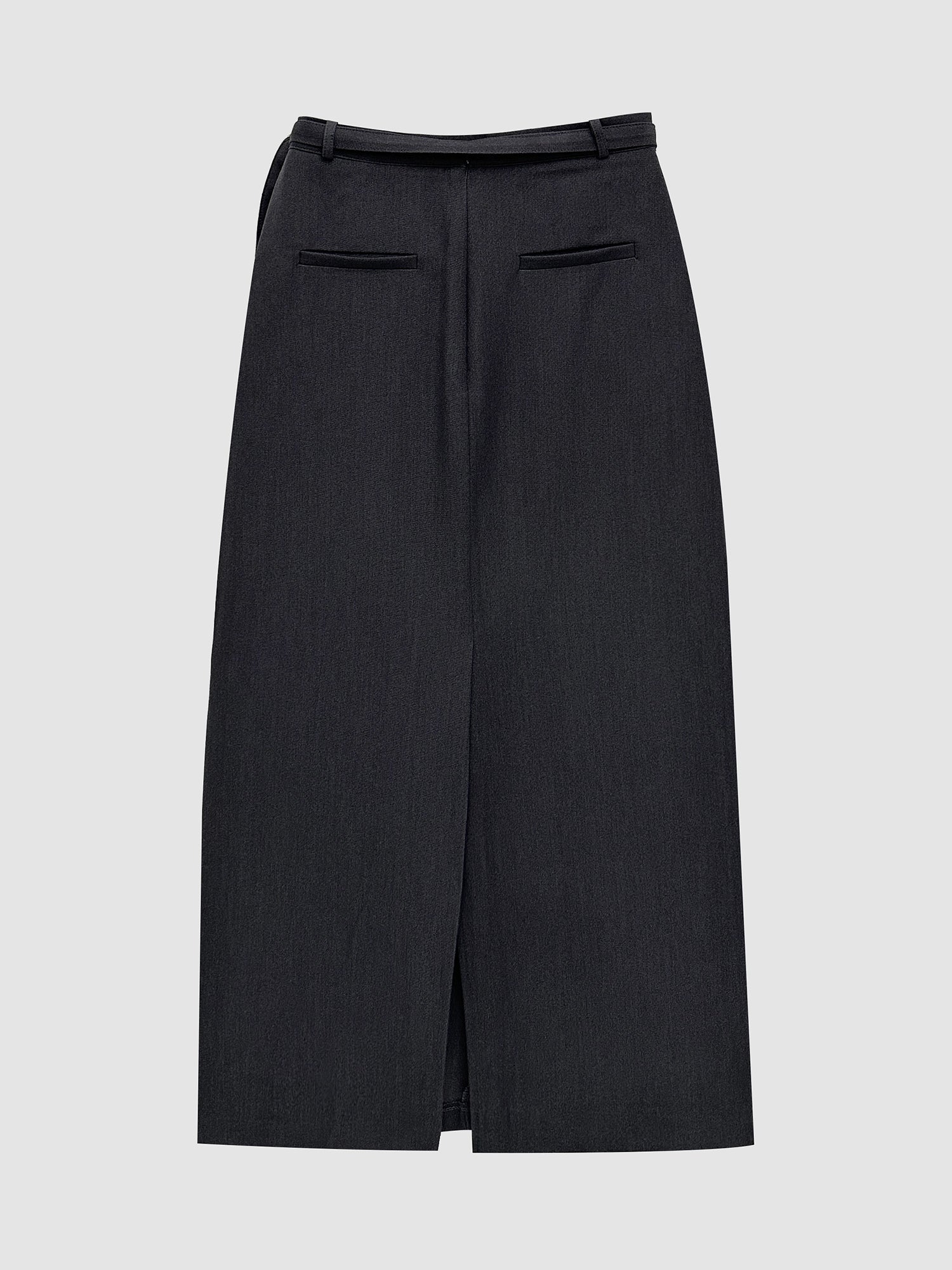 Back detailed view of the pocket maxi skirt showcasing its back slit cut and pockets at the back of the skirt.