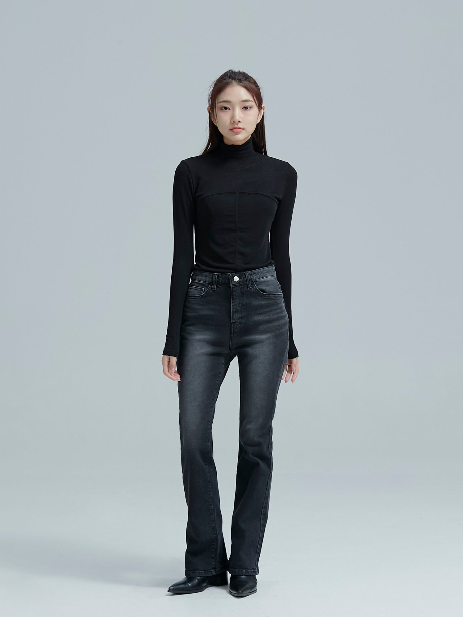 Full shot of the model wearing the seamed turtleneck accentuating its korean street fashion vibe.