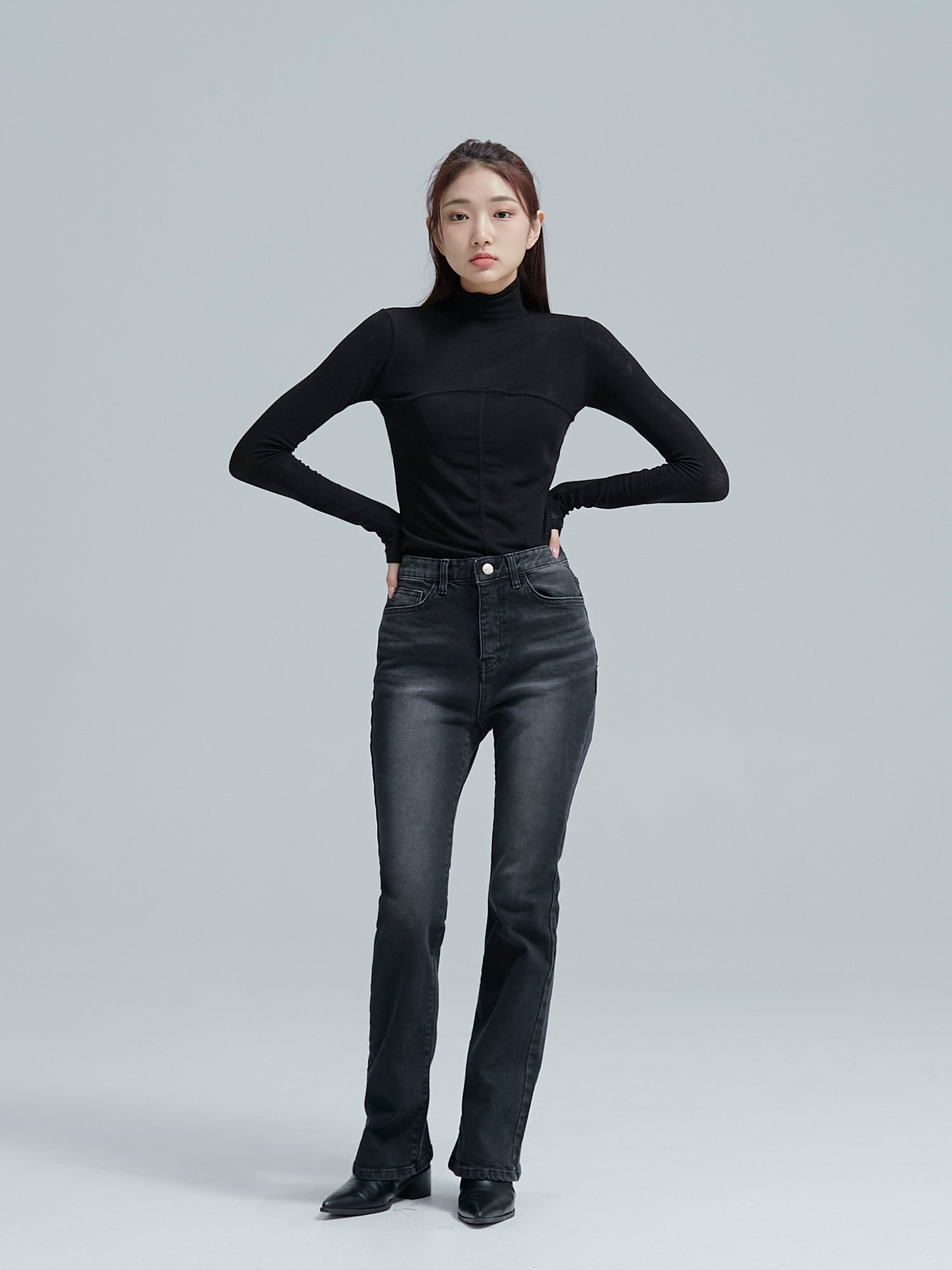 A captivating front view as the model poses effortlessly in the seamed turtleneck, emanating the distinctive vibe of Korean street fashion.