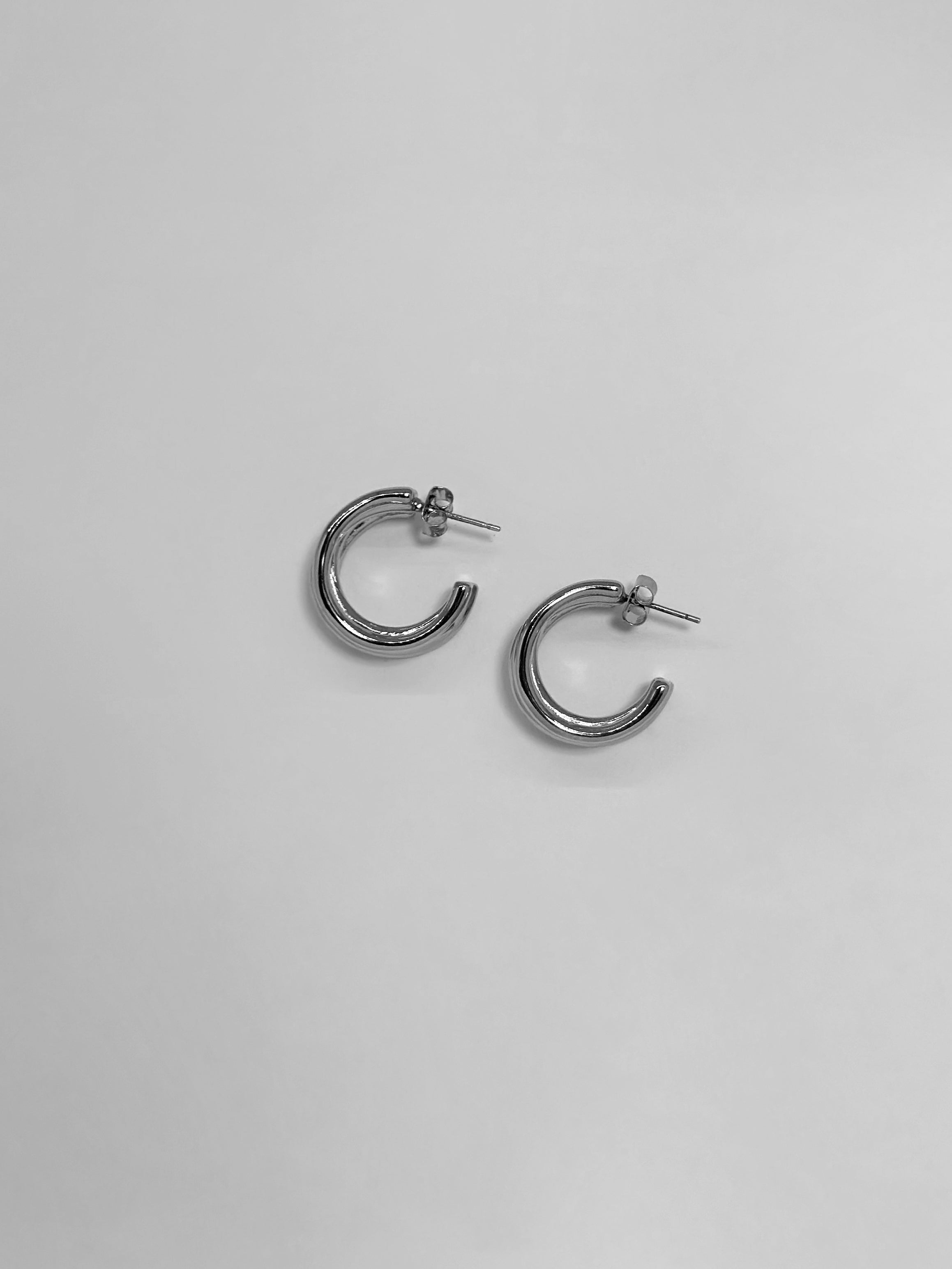 Product detailed view of the silver chunky twist hoop earring.