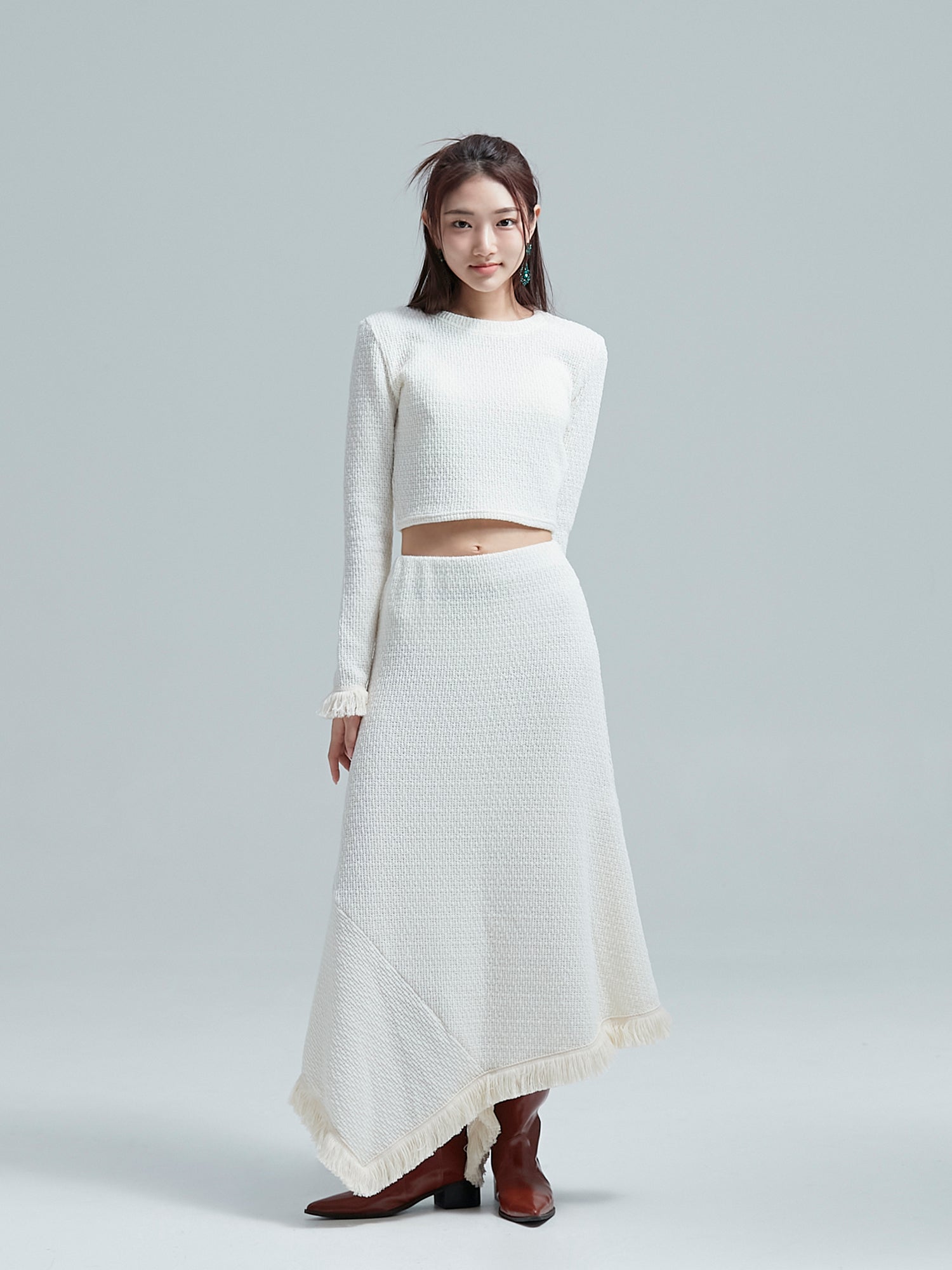 The full shot of the model wearing the tassel skirt to showcase its full look of the skirt accentuating its korean aesthetic outfits.