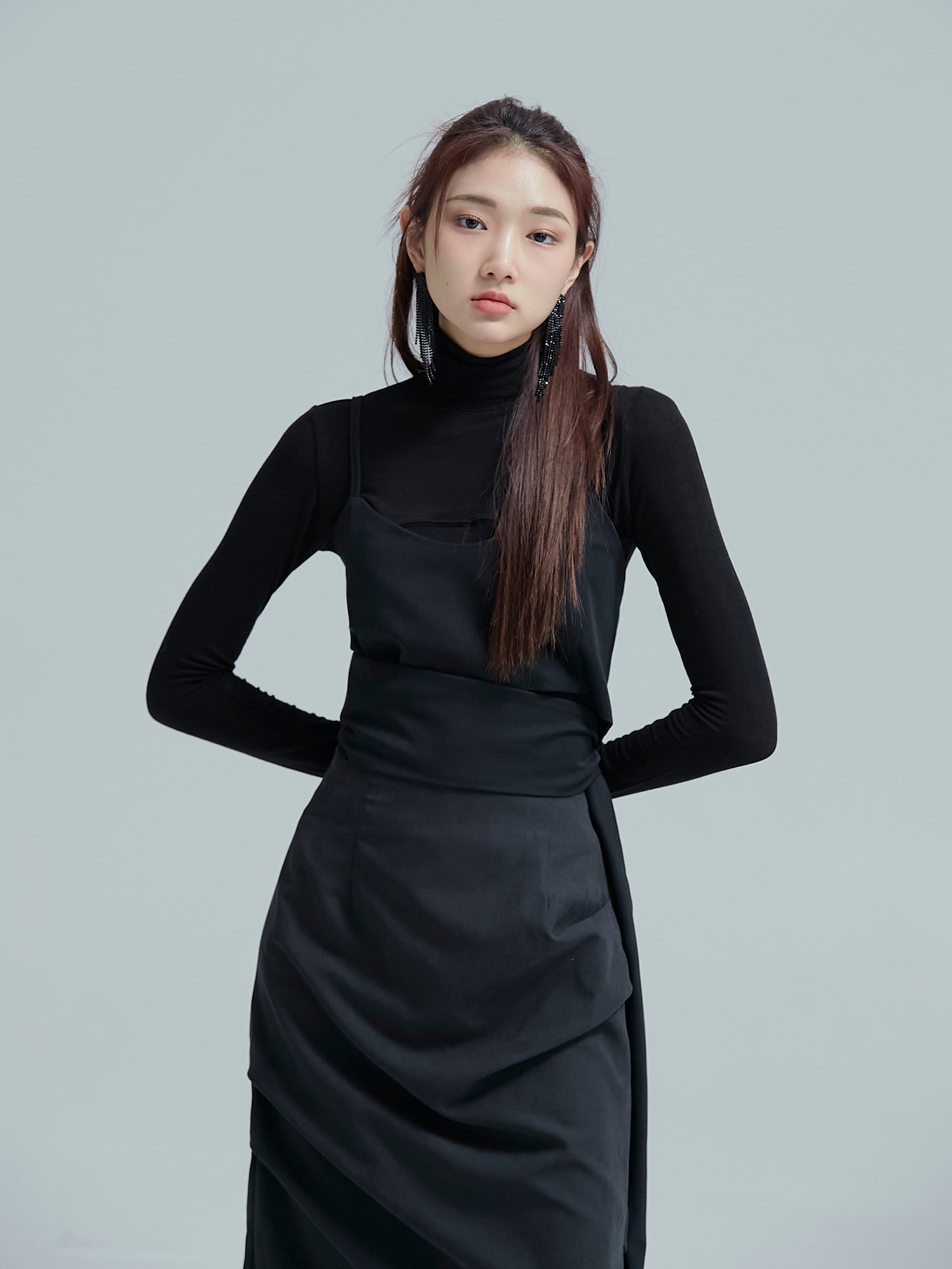 Front view of the model wearing the black two ways tie cropped top to accentuate its chic vibe of the Korean street style.