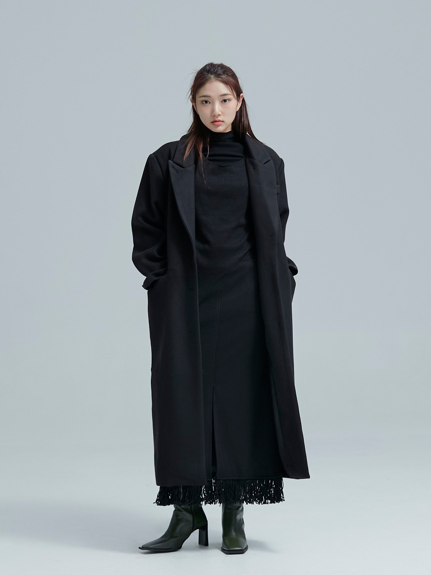 The model is facing front posing while wearing the chic wool coat to accentuate its korean street fashion.